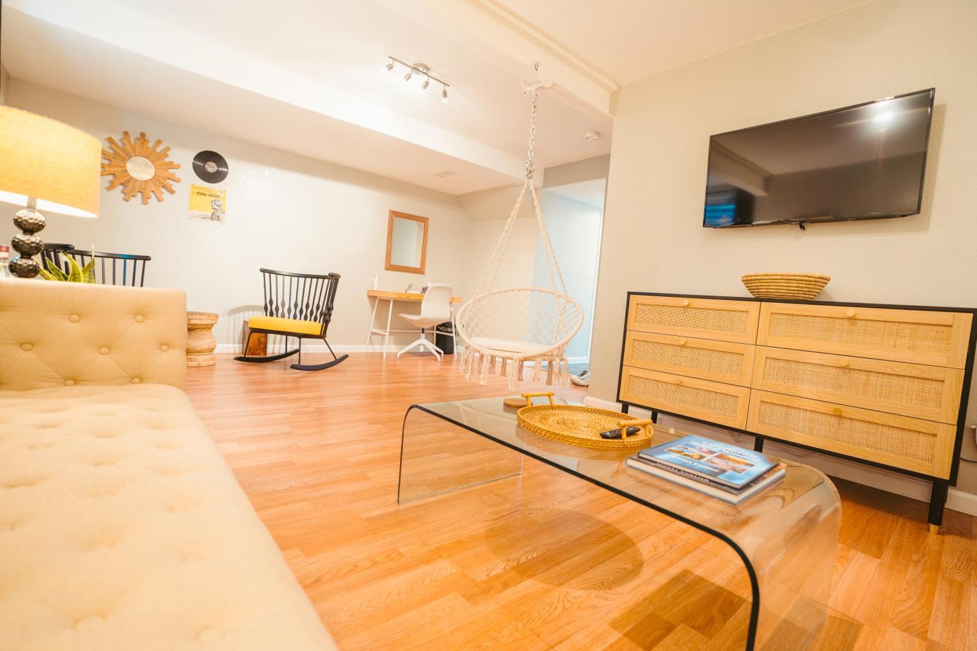 Windsor Retreat Private Basement Suite DEN Екстериор снимка